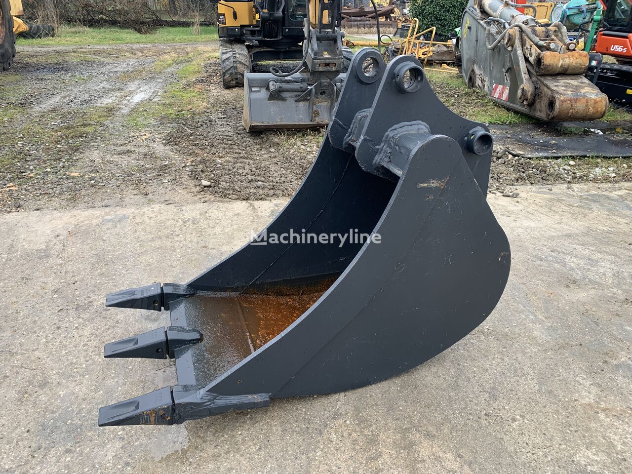 new 70 CM BUCKET WITH TEETH. BRAND CIDEL. YEAR OF MANUFACTURE 2000 excavator bucket