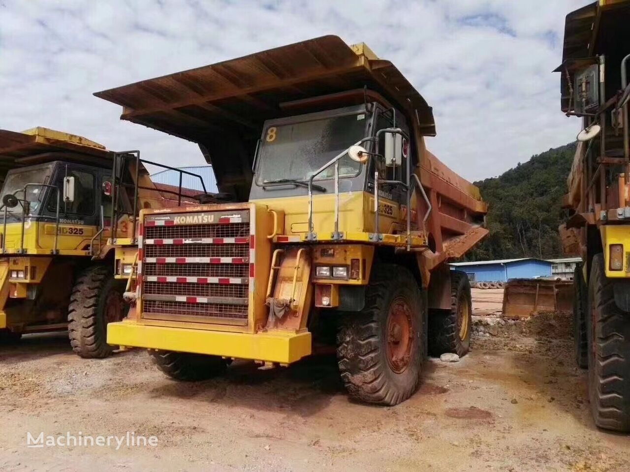 Komatsu HD325-6 rock  dump truck haul truck